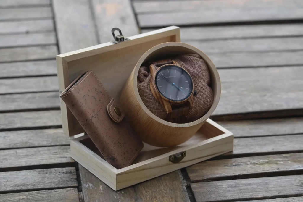 Coffret Metro7 Zébra avec montre full bois zebrano et porte-carte liège brun, présenté dans une boîte bambou gravée écoresponsable.