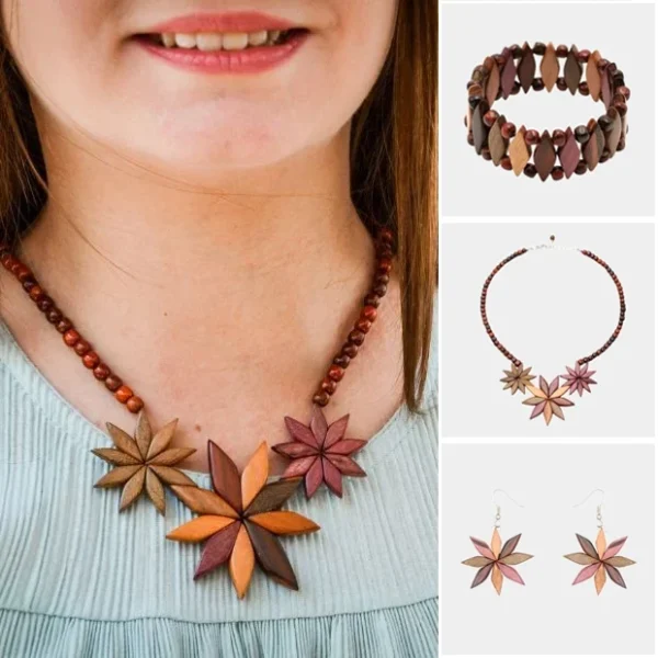 Coffret bijoux bois Flora avec collier, bracelet et boucles d'oreilles en bois multicolore.