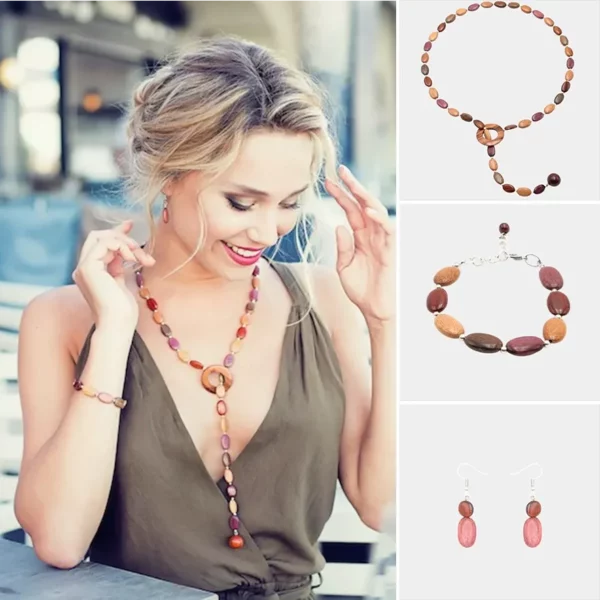 Coffret bijoux en bois Camille avec collier, bracelet et boucles d’oreilles dans des tons chauds et multicolores.