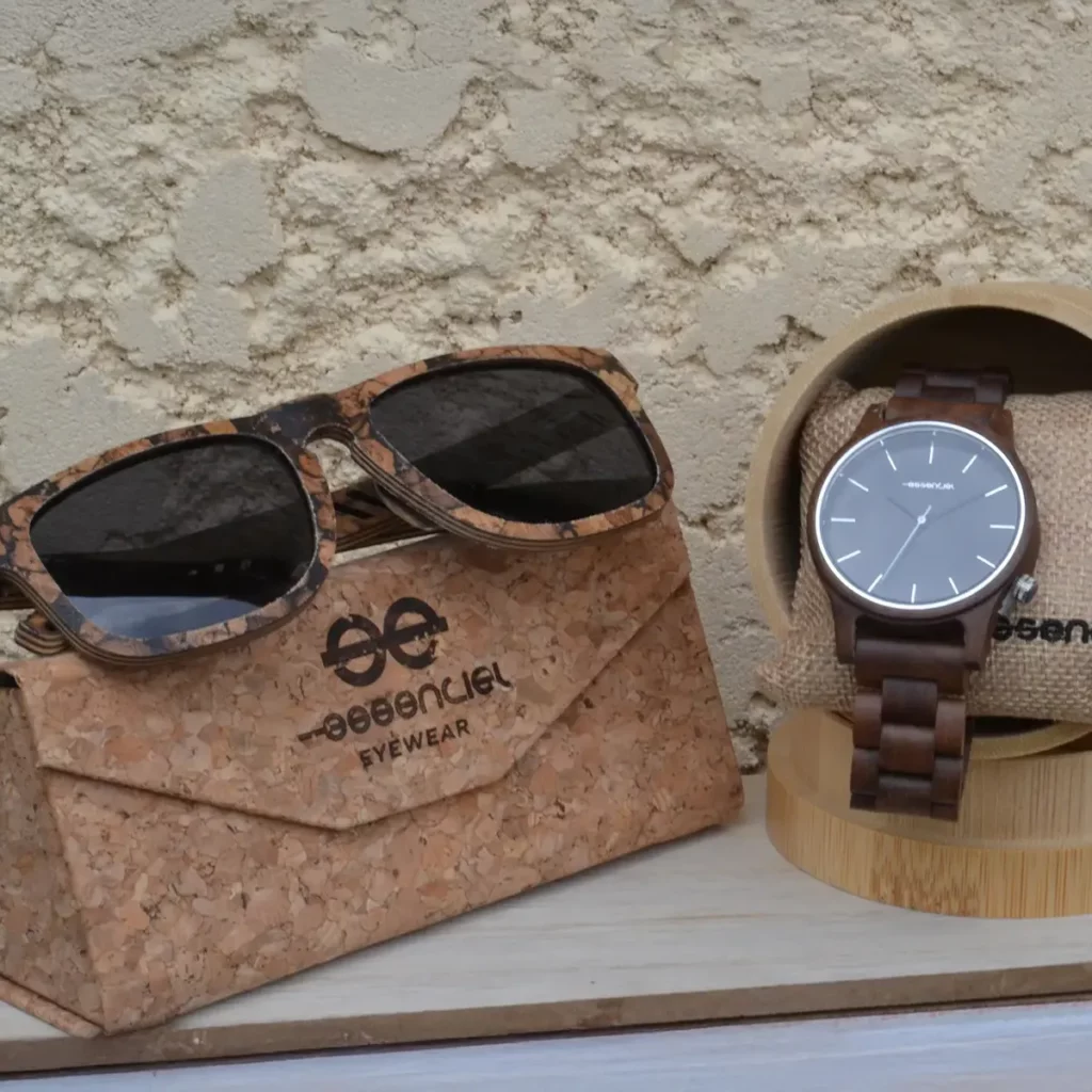 Montre homme Manhattan en bois de noyer au design sobre et contemporain, bracelet ajustable, accessoire éthique et raffiné.