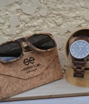 Montre homme Manhattan en bois de noyer au design sobre et contemporain, bracelet ajustable, accessoire éthique et raffiné.