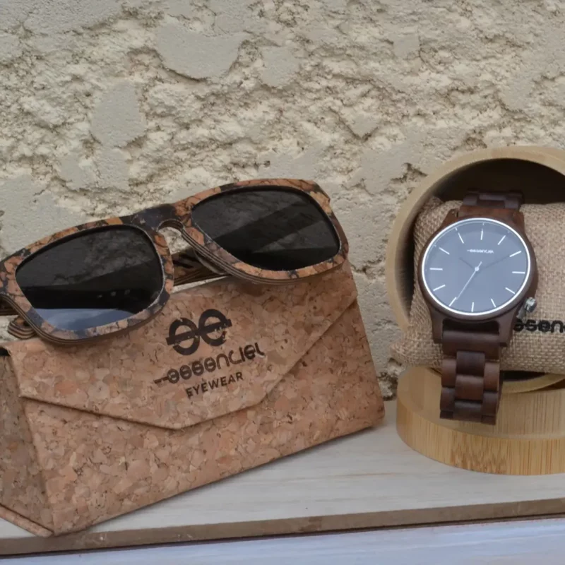 Montre homme Manhattan en bois de noyer au design sobre et contemporain, bracelet ajustable, accessoire éthique et raffiné.