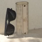 Lunettes en bois d’ébène Curtis Black avec protection UV400 et design carré élégant, parfaites pour hommes.