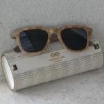 Lunettes DOUGLAS MARRON CLAIR portées par une femme, mettant en valeur leur style intemporel.