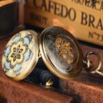 Mécanisme squelette japonais visible au dos d'une montre à gousset du modèle Orientale.