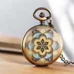 Une montre à gousset orientale avec chiffres romains cuivrés, émail vert et jaune et fond noir.