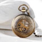 Montre à gousset orientale avec chiffres romains cuivrés et émail vert et jaune sur fond noir - My essenciel