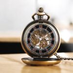 Montre artisanale avec détails brillants et aiguilles blanches - My essenciel