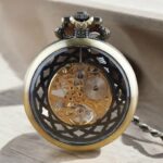 Montre à gousset moderne Steeve laiton avec cadran transparent et chiffres romains en blanc.