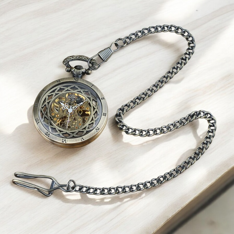 Vue rapprochée du mécanisme apparent de la montre Steeve laiton, combinant tradition et technologie japonaise.