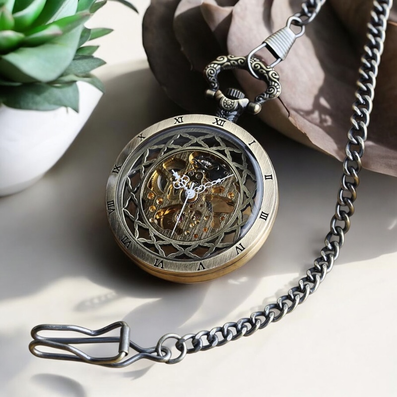 Chaîne robuste en métal argenté incluse avec la montre Steeve laiton, idéale pour un style rétro chic.