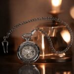 Sublimez votre look avec la montre à gousset Steeve noire. Artisanat de qualité et finitions soignées.