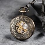 Montre mécanique à gousset Tomy, ouverte pour révéler le système squelette japonais sophistiqué.