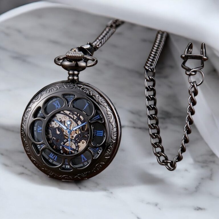 Montre à gousset vintage Matheo posée sur une table en marbre avec sa chaine