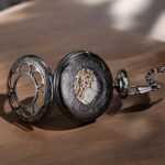 Vue arrière de la montre Matheo avec mécanisme apparent et chaîne en laiton