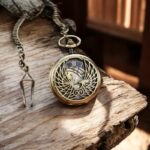 Gros plan sur les détails raffinés de la montre à gousset Imperial