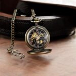 Montre à gousset double volet en laiton poli avec chiffres romains cuivrés et chaîne assortie