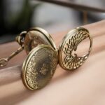 Montre à gousset Imperial ouverte avec double volet poli en laiton. Mélange de sophistication et de fonctionnalité.