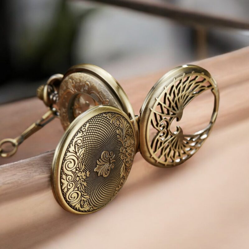 Montre à gousset Imperial ouverte avec double volet poli en laiton. Mélange de sophistication et de fonctionnalité.