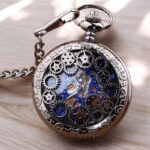 Vous cherchez une montre de caractère ? La Montre à Gousset Océan offre un style raffiné avec un cadran bleu gravé et une finition artisanale.