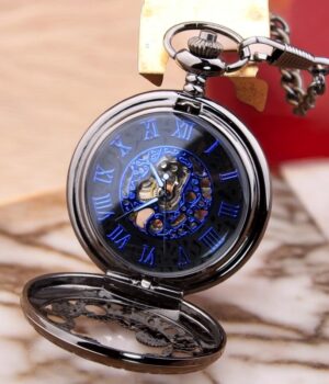 Découvrez l’élégance rétro de la Montre Bleu Océan. Chaîne en laiton, chiffres romains, et mouvement visible : un bijou unique pour homme ou unisexe.