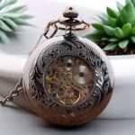 Vous cherchez une montre vintage ? La Montre à Gousset Océan offre un style raffiné avec un cadran bleu gravé et une finition artisanale.