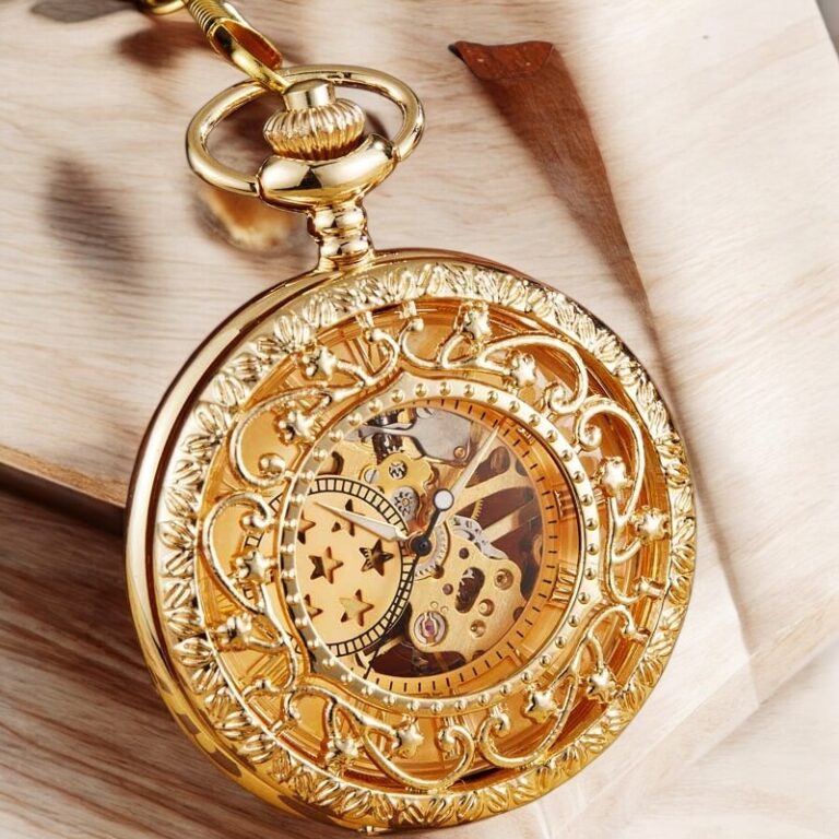 Présentation complète de la montre Stella Or avec cadran étoilé sur fond noir, chaîne en laiton et détails soignés.