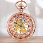 Montre à gousset Roséa ouverte, révélant les détails subtils de son cadran blanc et ses aiguilles bleues.