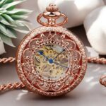 Vue du mécanisme japonais de la montre Roséa, mettant en avant sa précision et sa qualité artisanale.