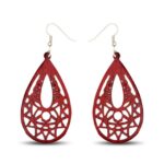 Zoom sur boucles tribales Eva - Design unique en bois noble