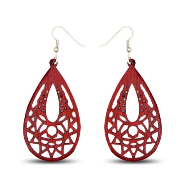 Zoom sur boucles tribales Eva - Design unique en bois noble