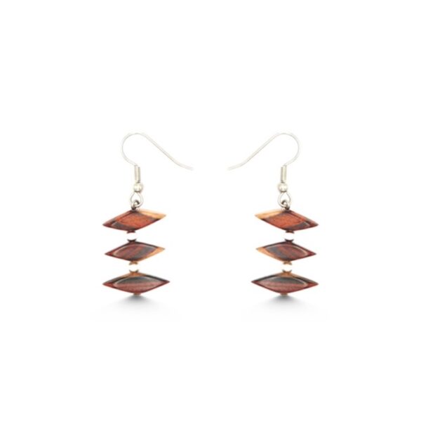 Gros plan sur les boucles d'oreilles Stéphanie montrant les perles triangulaires en bois et les perles argentées.