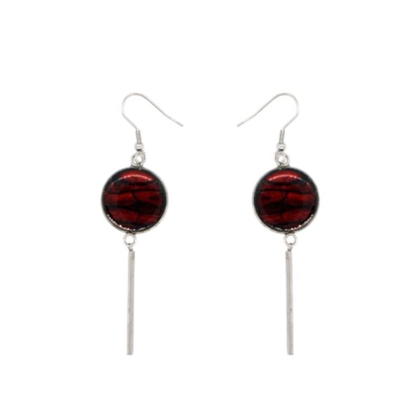 Gros plan sur marqueterie bois des boucles d'oreilles Tamina, design artisanal et écologique.