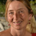 Fermoir hypoallergénique argenté des boucles Lilya, alliant confort et sécurité.