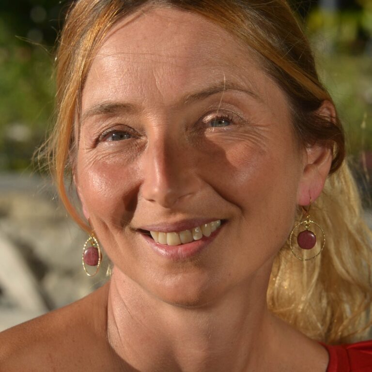 Fermoir hypoallergénique argenté des boucles Lilya, alliant confort et sécurité.