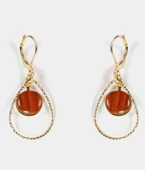 Fermoirs dormeuses des boucles Maëlle, garantissant un maintien sécurisé et un confort optimal au quotidien.