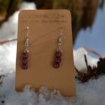 Boucles d'oreilles amarante Prety portées par une femme - bijou élégant et naturel pour un style intemporel.