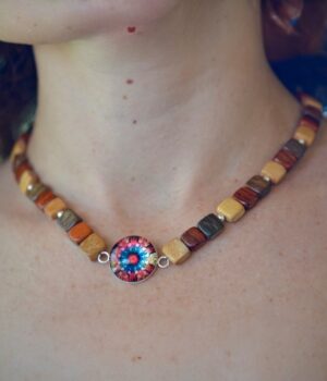 Collier tendance en bois multicolore Ava avec chaîne ajustable en métal argenté