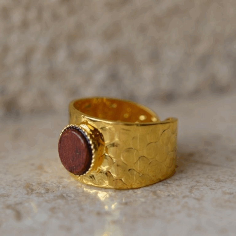 Bague Jane dorée montrant son mécanisme ajustable, idéale pour toutes tailles