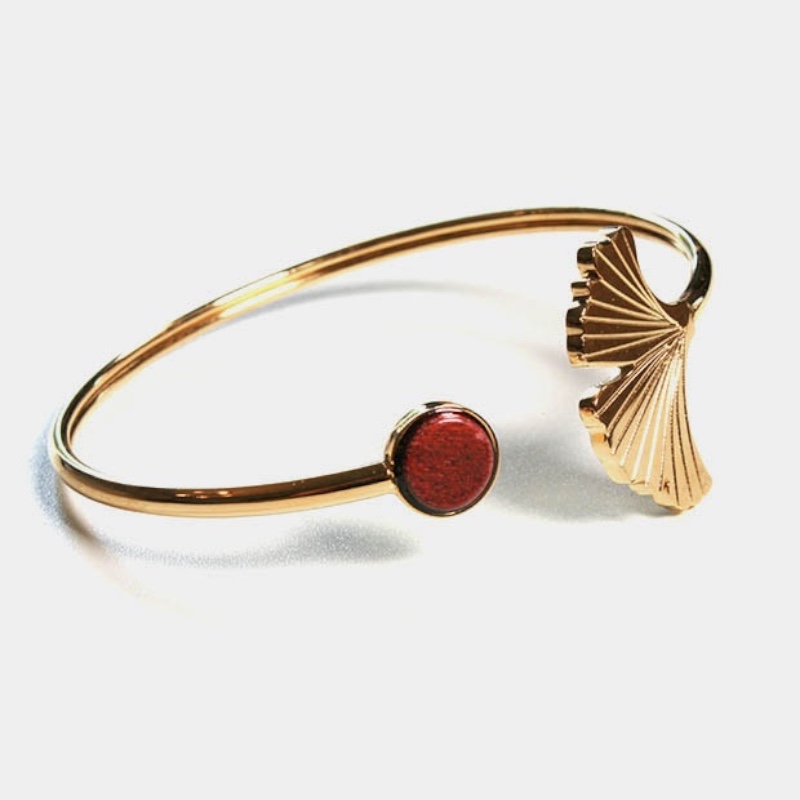 Bracelet Stela ajustable porté au poignet, combinant design minimaliste et élégance intemporelle.