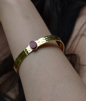 Gros plan sur le design raffiné du bracelet Rita en bois d’amarante.