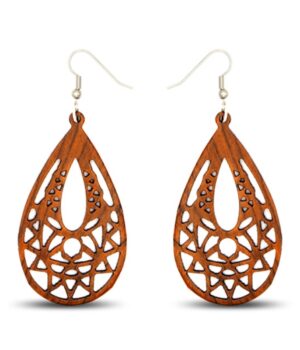 Gros plan sur les boucles d'oreilles Eva en bois d'acajou, design ajouré moderne et naturel.