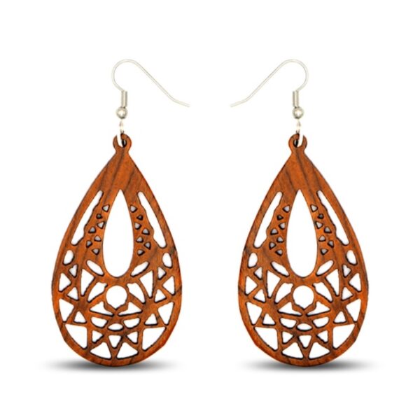 Gros plan sur les boucles d'oreilles Eva en bois d'acajou, design ajouré moderne et naturel.