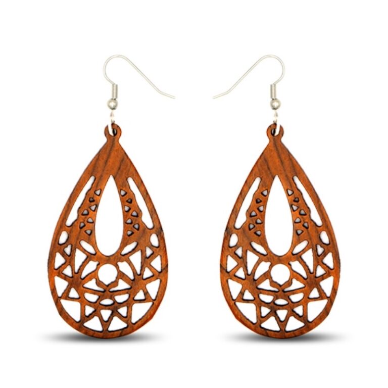 Gros plan sur les boucles d'oreilles Eva en bois d'acajou, design ajouré moderne et naturel.