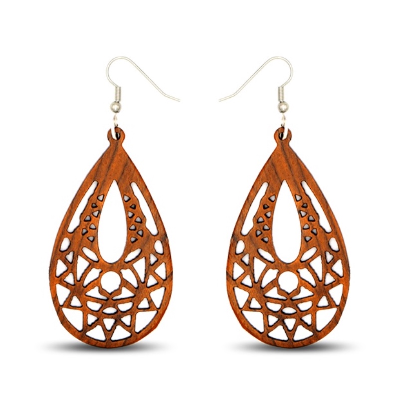 Gros plan sur les boucles d'oreilles Eva en bois d'acajou, design ajouré moderne et naturel.