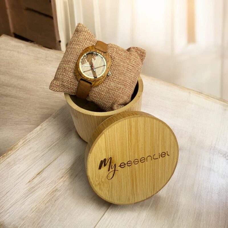 Coffret en bambou collection Victoria My Essenciel contenant une montre en bois et cuir femme posée sur son coussin en toile naturelle, avec maillons supplémentaires.