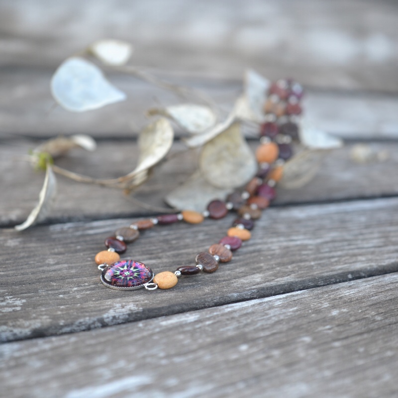 Collier bois multicolore et cabochon Stella