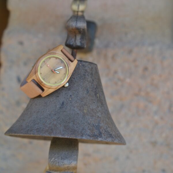 Montre femme ronde noyer cuir marron Aicha